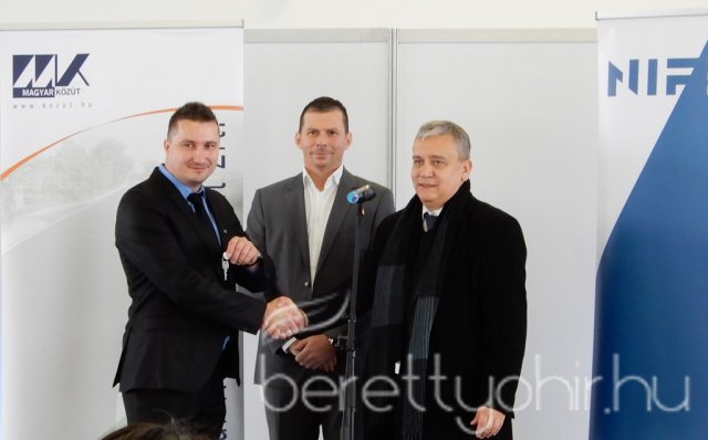 Átadták az autópályát 19